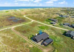 Stilfuldt sommerhus i Houvig ved første klitrække og 250 m. til vand