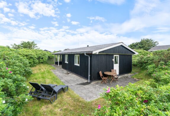 Einfacheres, charmantes Holzferienhaus, dicht am Strand