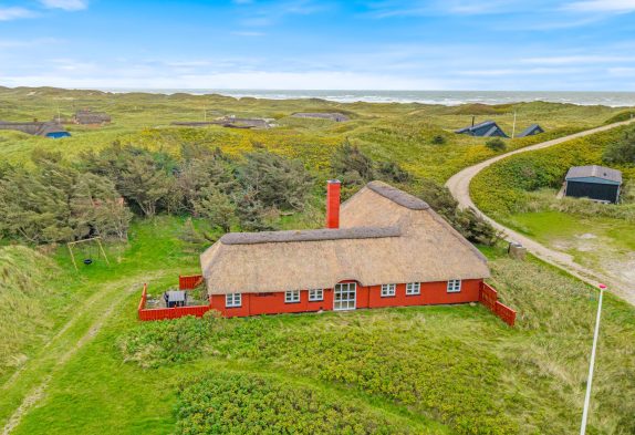 Sommerhus i romantisk bondestil i Houvig – kun 100 meter til vandet