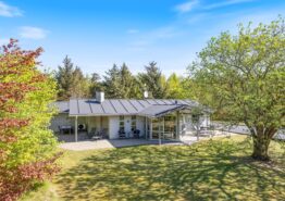 Velholdt sommerhus med spabad og sauna