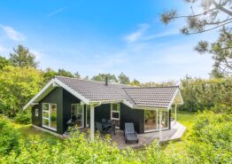 Sommerhus med dejlig overdækket terrrase