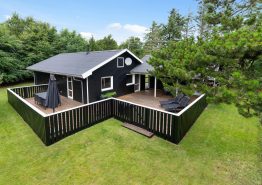 Dejligt børnevenligt hus med skønne terrasser – tæt på golf og fiskesø