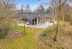 Indbydende feriehus med sauna og spa på ugeneret naturgrund (billede 1)