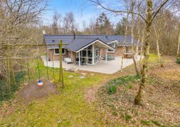 Indbydende feriehus med sauna og spa på ugeneret naturgrund