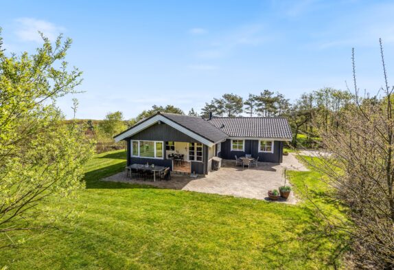 Et fredfyldt feriehus med overdækket terrasse og sauna