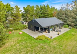 Moderne sommerhus med udendørs sauna på uforstyrret grund