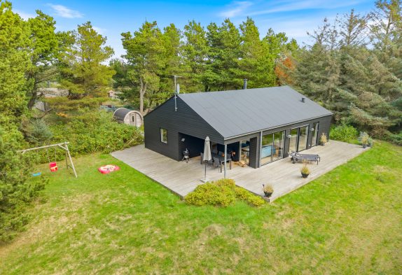 Moderne sommerhus med udendørs sauna på uforstyrret grund