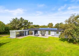 Velholdt hus med overdækket terrasse i rolige omgivelser