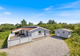 Hyggeligt poolhus med spa, bordfodbold og brændeovn