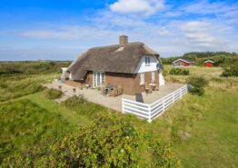 Stråtækt og lyst feriehus med dejlig udestue på Lodbjerg Hede. Kat. nr.:  K6204, Sivsangervej 17;