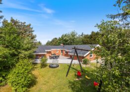 Feriehus med pool med skøn terrasse i rolige omgivelser