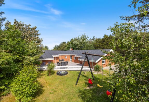 Feriehus med pool med skøn terrasse i rolige omgivelser