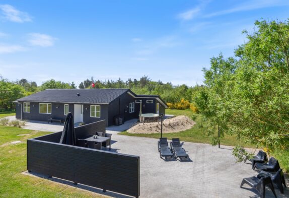 Stilfuldt og klassisk sommerhus med mange udendørs aktiviteter