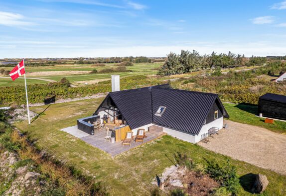 Lyst og nyrenoveret sommerhus 50 meter fra golfbanen