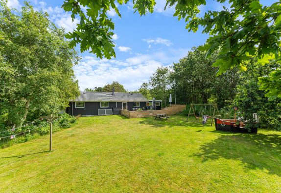 Geräumiges Ferienhaus auf grossem Naturgrundstück