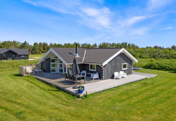 Klassisk feriehus med trampolin i Lodberg Hede