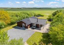 Flot feriehus med sauna og spabad på stor, ugeneret grund