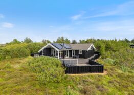 Kvalitetshus med spabad og sauna på fredelig naturgrund