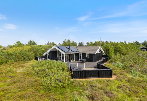 Kvalitetshus med spabad og sauna på fredelig naturgrund