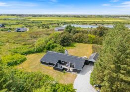 Feriehus med carport på stor plænegrund i roligt område