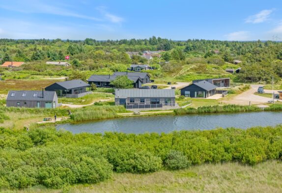 Feriehus med gode terrasser nær fiskesø, med 12 timer gratis fiskeri