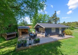 Klassisches Ferienhaus mit Whirlpool und großer Terrasse
