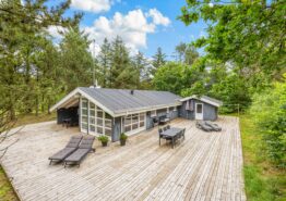 Velholdt feriehus på afskærmet grund på Lodbjerg Hede