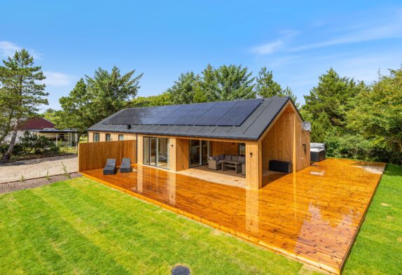 Modernes Ferienhaus mit Außenwhirlpool und Außensauna