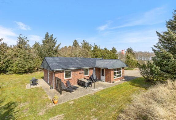 Lyst og velholdt sommerhus på Lodbjerg Hede med dejlig have