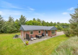 Lyst sommerhus på Lodbjerg Hede med dejlig have. Kat. nr.:  K6697, Klevevej 18;