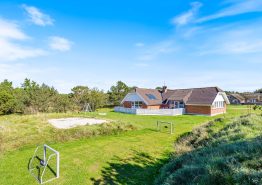Sommerhus med swimmingpool, stor fryser og 2 hunde tilladt