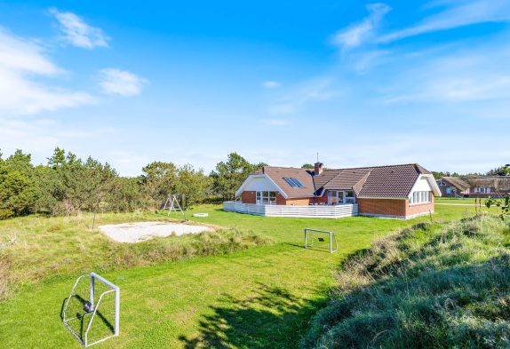 Sommerhus med swimmingpool, stor fryser og 2 hunde tilladt