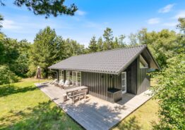 Skønt feriehus med terrasse på afskærmet naturgrund