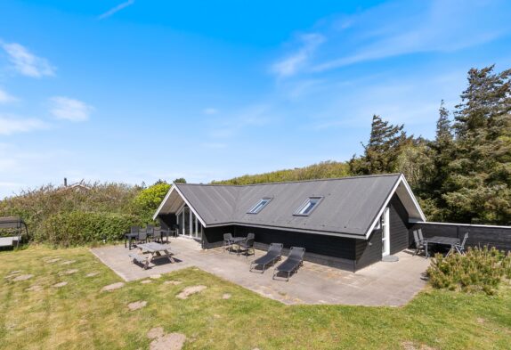 Stilfuldt sommerhus med sauna og gennemført indretning