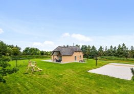 Schickes Ferienhaus mit Whirlpool und Volleyballfeld