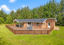 Velholdt sommerhus på lukket plænegrund – tæt på Søndervig