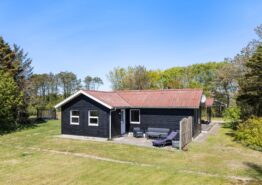 Skønt sommerhus i nordisk stil med brændeovn og spabad