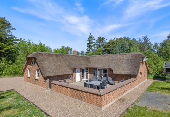 Poolhaus mit eingezäunter Terrasse, Schaukel und Kickertisch