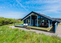 Indbydende sommerhus med sauna, spa og overdækket terrasse
