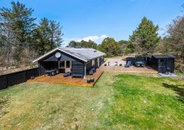 Hyggeligt sommerhus på stor, indhegnet plænegrund. Kat. nr.:  KK1040, Irisvej 2;