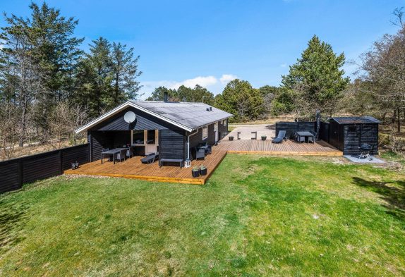 Hyggeligt sommerhus på stor, indhegnet plænegrund