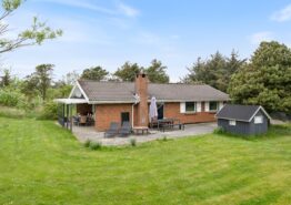 Familievenligt sommerhus med overdækket terrasse og brændeovn