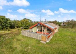 Charmerende sommerhus i Lodbjerg Hede med stor træterrasse