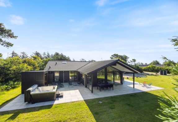 Modernes Ferienhaus mit Außenwhirlpool und Außensauna