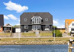 Aktivitetshus centralt beliggende i Thorsminde med et spabad