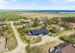 Modernes Ferienhaus mit Panoramaausicht und Badetonne