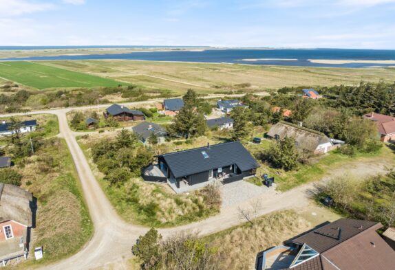 Stilfuldt sommerhus med spa, udebruser og panorama udsigt