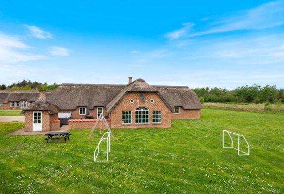 Großes Ferienhaus mit Pool und viel Komfort
