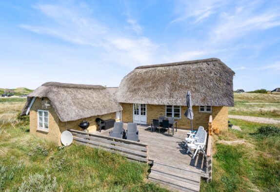 Stråtækt feriehus på Vedersø Klit med sauna og spabad