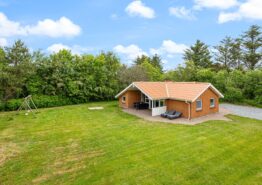 Klassisk sommerhus med brændeovn, spabad og sauna i Fjand. Kat. nr.:  L6732, Helmklit 245